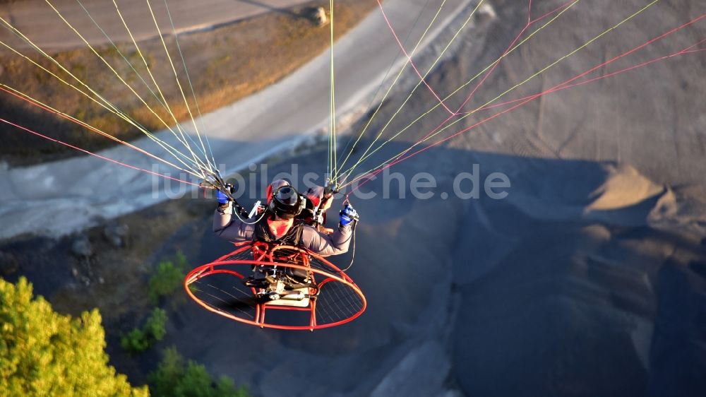 Königswinter von oben - Motorisierter Gleitschirm im Fluge über dem Luftraum in Königswinter im Bundesland Nordrhein-Westfalen, Deutschland