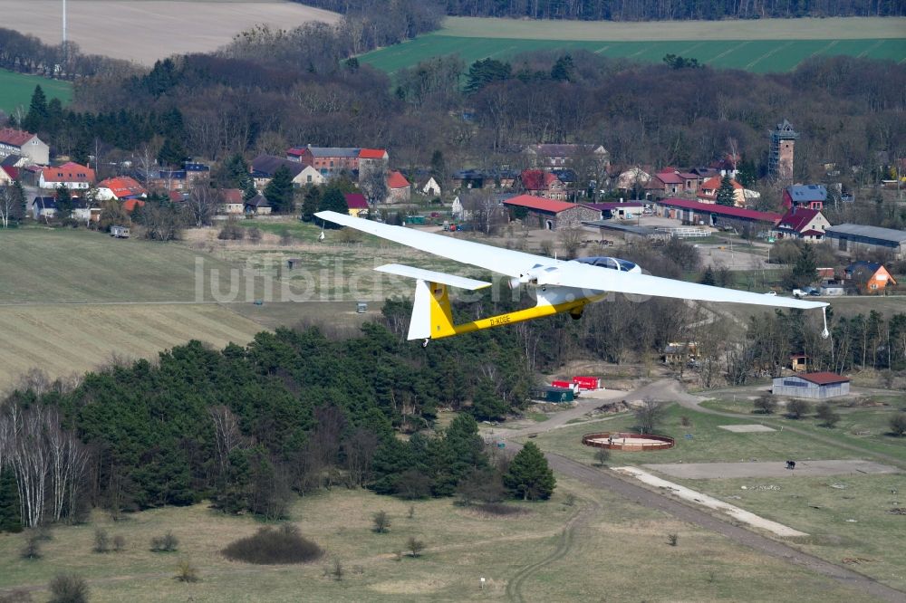 Luftbild Hirschfelde - Motorsegler Ogar im Fluge über dem Luftraum in Hirschfelde im Bundesland Brandenburg, Deutschland