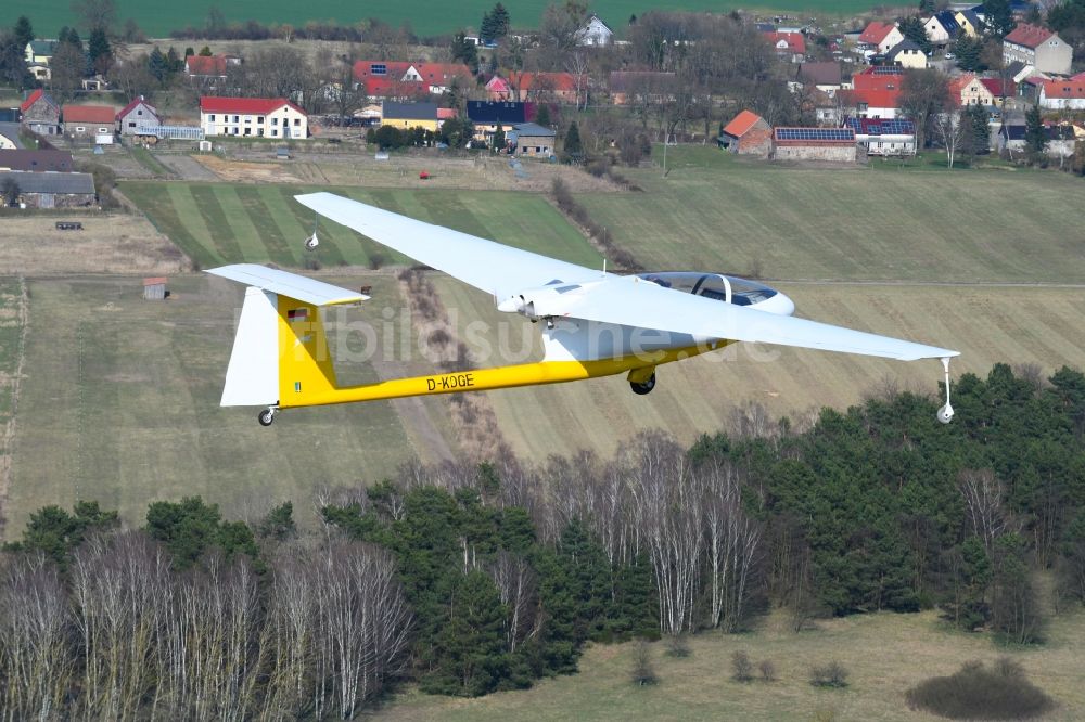 Luftbild Hirschfelde - Motorsegler Ogar im Fluge über dem Luftraum in Hirschfelde im Bundesland Brandenburg, Deutschland