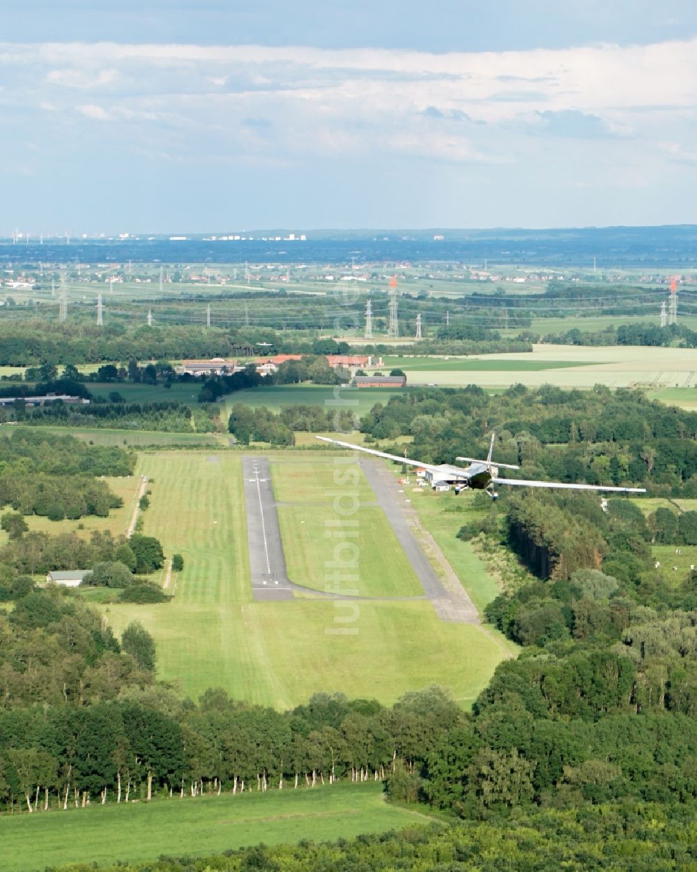 Luftaufnahme Stade - Motorsegler Scheibe SF-25 im Landeanflug zur Landung auf dem Flughafen in Stade im Bundesland Niedersachsen, Deutschland