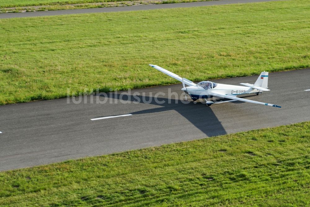 Stade aus der Vogelperspektive: Motorsegler Scheibe SF-25 im Landeanflug zur Landung auf dem Flughafen in Stade im Bundesland Niedersachsen, Deutschland