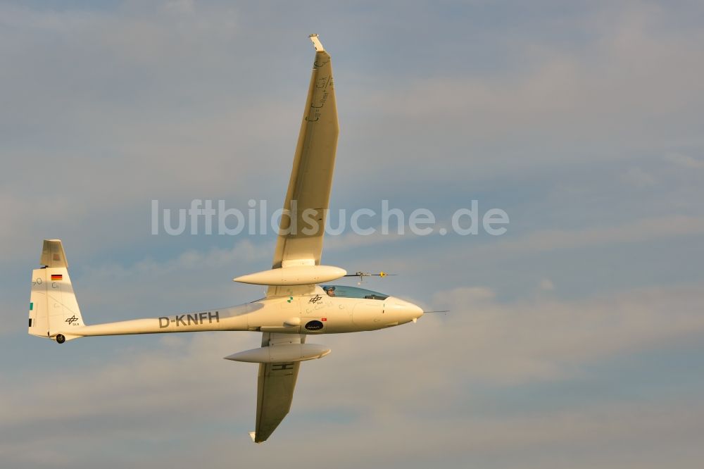 Luftaufnahme Hamburg - Motorsegler Stemme S10 VTX D-KNFH im Fluge über dem Luftraum der Insel Neuwerk, Deutschland