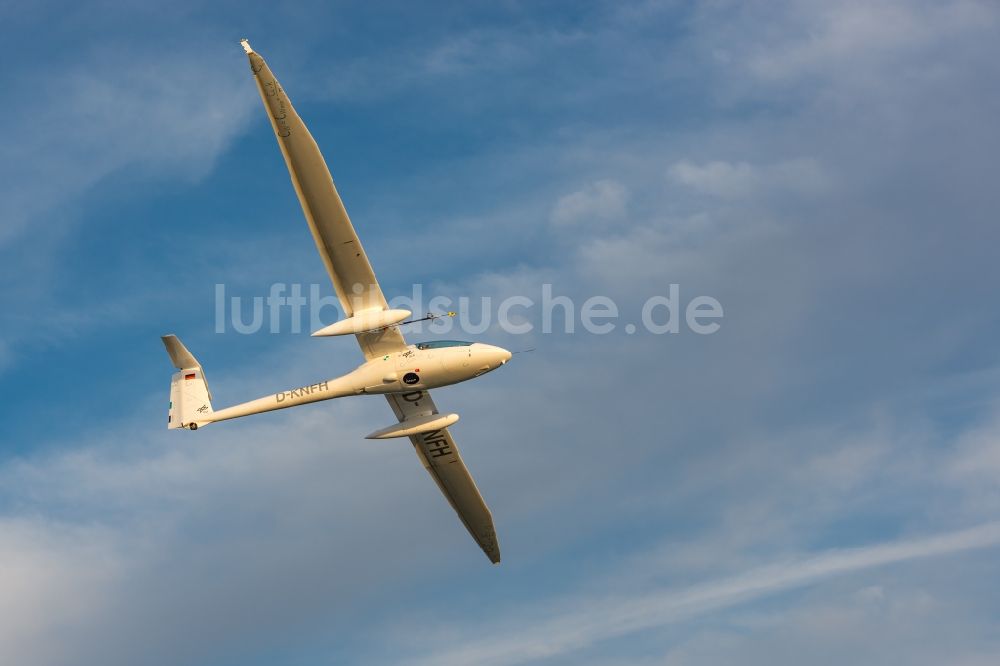Hamburg aus der Vogelperspektive: Motorsegler Stemme S10 VTX D-KNFH im Fluge über dem Luftraum der Insel Neuwerk, Deutschland