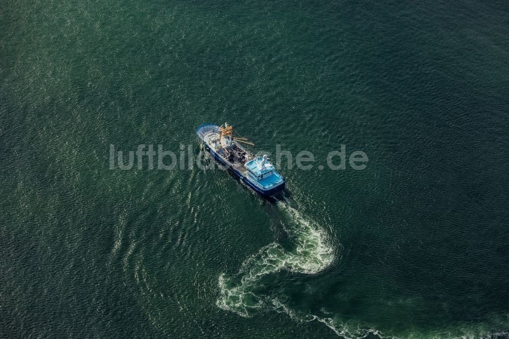 Luftbild Hörnum (Sylt) - Muschelkutter Schiff in Fahrt in Hörnum (Sylt) im Bundesland Schleswig-Holstein, Deutschland