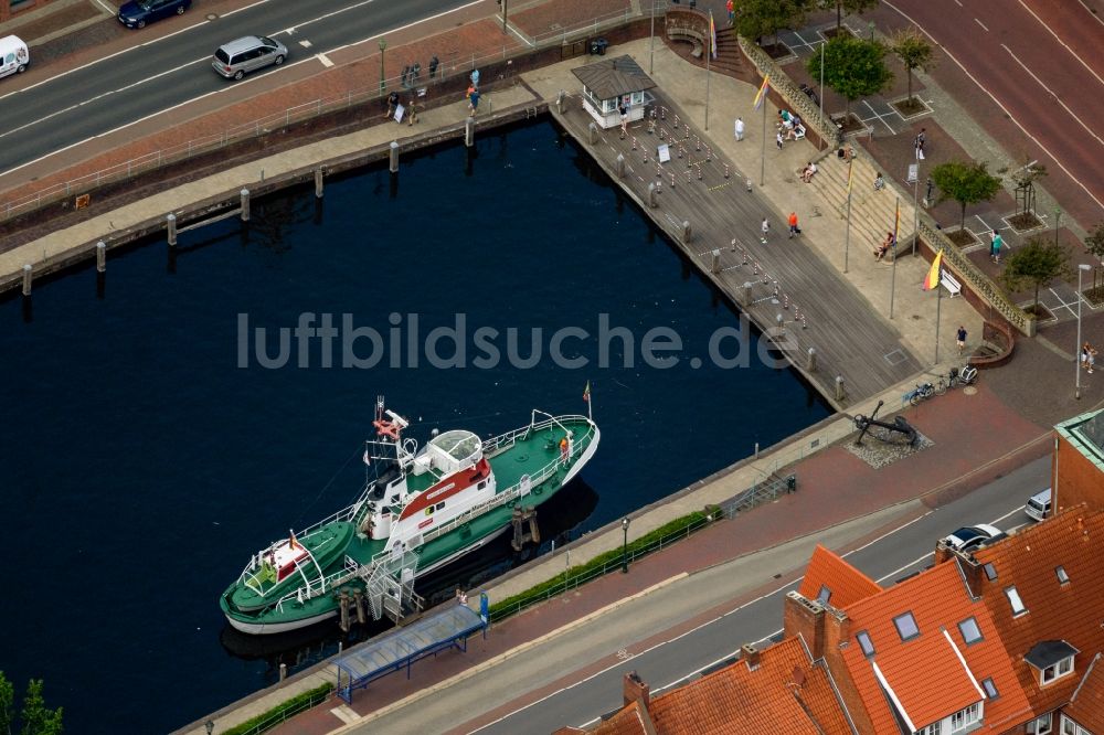 Emden von oben - Museum - Schiff des Seenot-Rettungskreuzers Georg Breusing an der Ratsdelft in Emden im Bundesland Niedersachsen, Deutschland