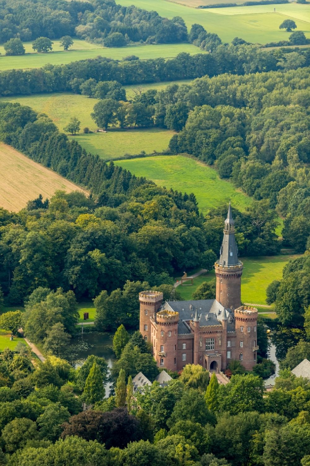 Luftaufnahme Bedburg-Hau - Museum Schloss Moyland in Bedburg-Hau im Bundesland Nordrhein-Westfalen, Deutschland