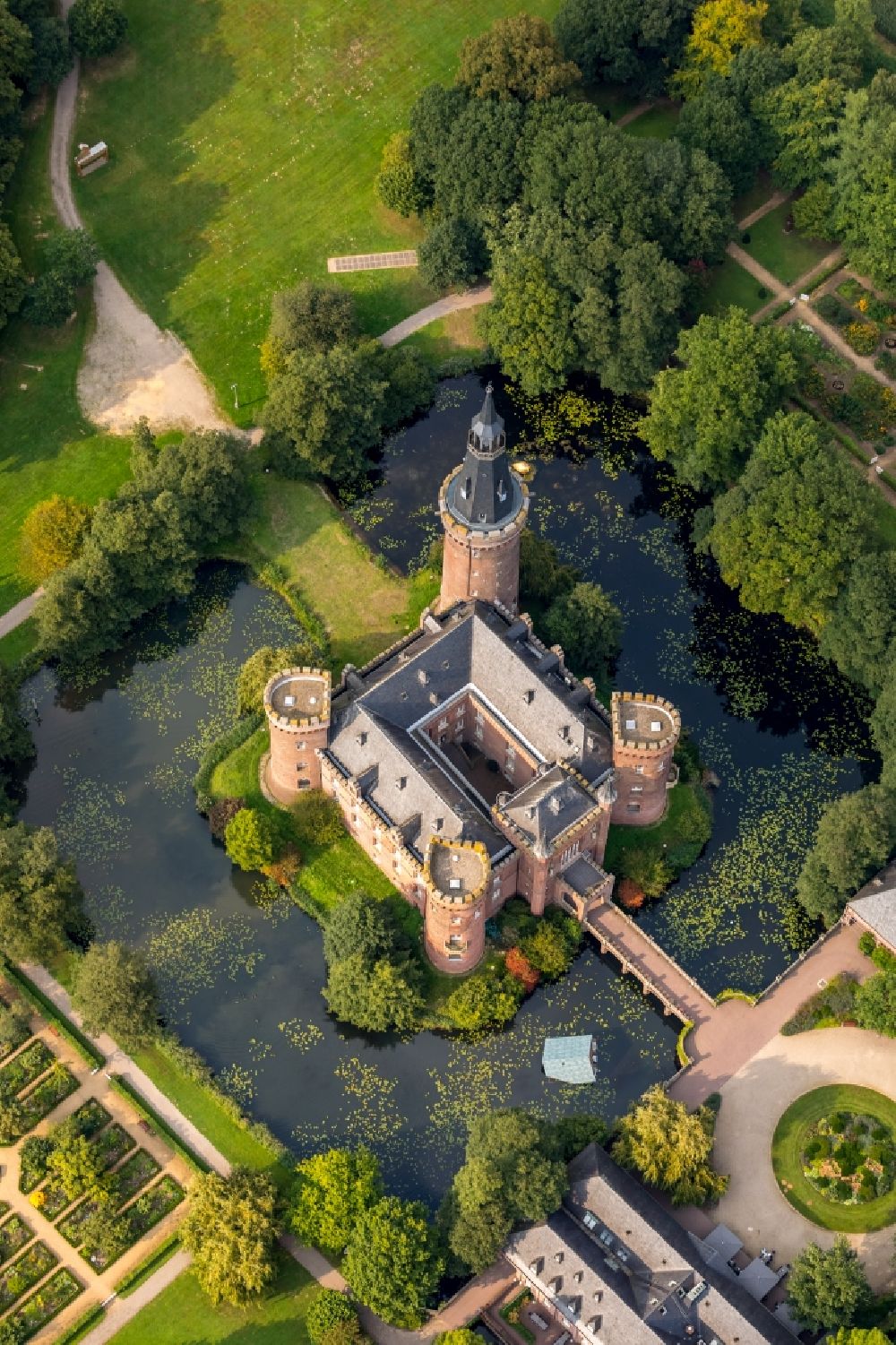 Luftaufnahme Bedburg-Hau - Museum Schloss Moyland in Bedburg-Hau im Bundesland Nordrhein-Westfalen, Deutschland