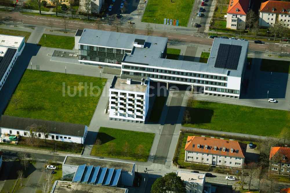 Dessau aus der Vogelperspektive: Museums- Gebäude- Ensemble Bauhaus in Dessau im Bundesland Sachsen-Anhalt, Deutschland