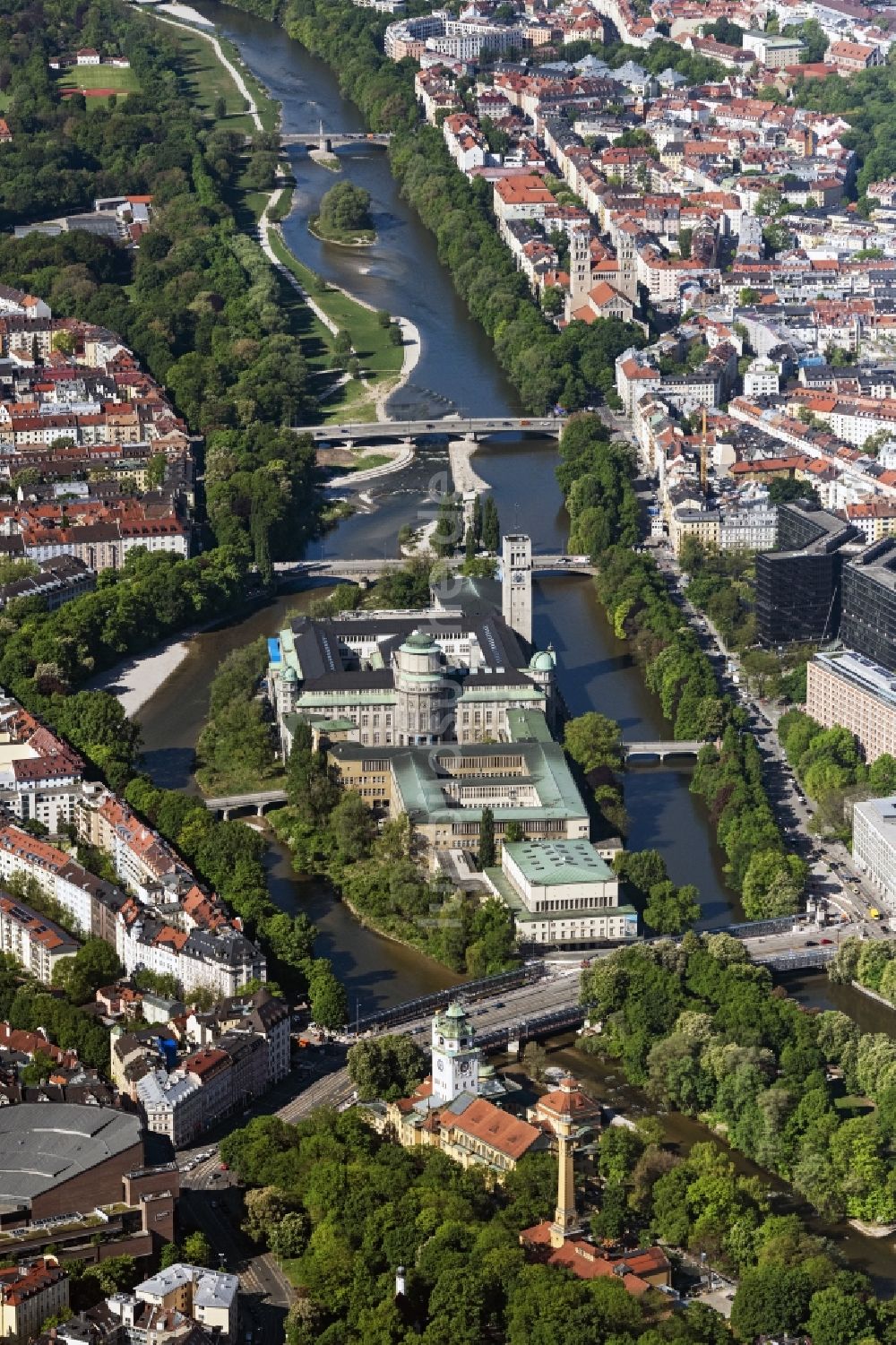Luftbild München - Museums- Gebäude- Ensemble Deutsches Museum auf der Museumsinsel in München im Bundesland Bayern, Deutschland