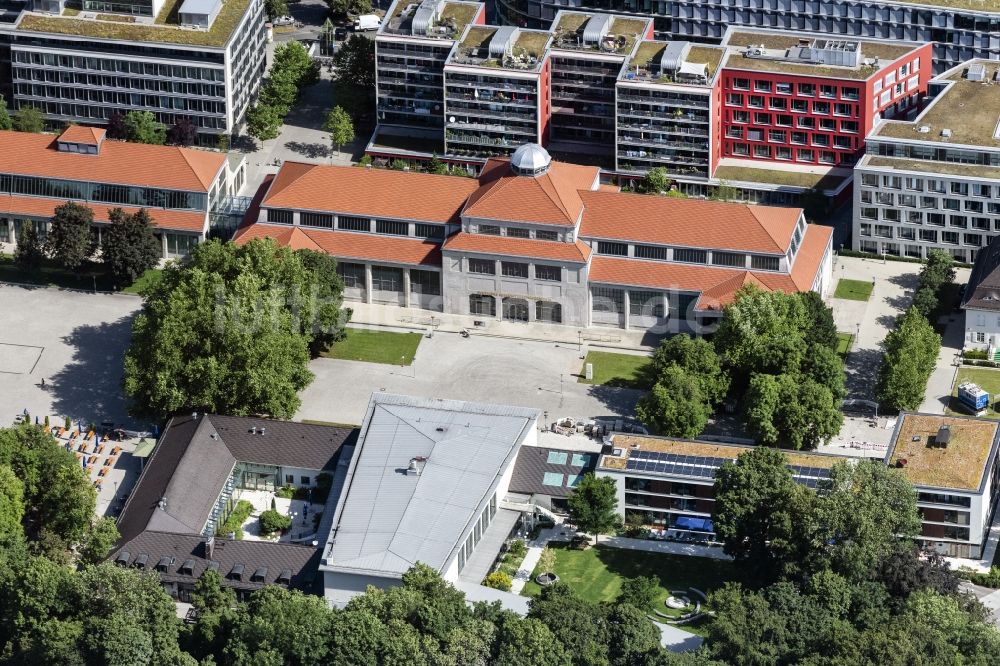Luftaufnahme München - Museums- Gebäude- Ensemble Deutsches Museum Verkehrszentrum in München im Bundesland Bayern, Deutschland
