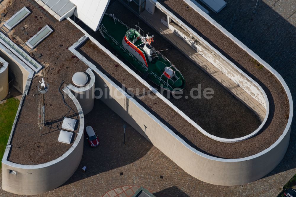 Luftbild Bremerhaven - Museums- Gebäude- Ensemble Deutsches Schiffahrtsmuseum und angrenzender Hafen und Wohngebiet in Bremerhaven im Bundesland Bremen