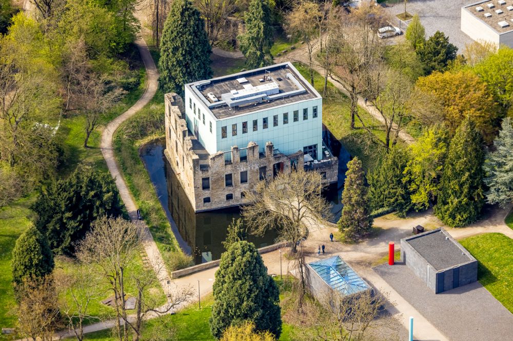 Bochum von oben - Museums- Gebäude- Ensemble KUBUS an der ehermaligen Wasserschloß- Ruine an der Nevelstraße in Bochum im Bundesland Nordrhein-Westfalen