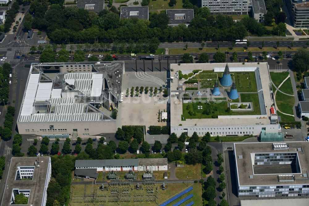 Luftaufnahme Bonn - Museums- Gebäude- Ensemble des Kunstmuseum Bonn und der Bundeskunsthalle an der Friedrich-Ebert-Allee in Bonn im Bundesland Nordrhein-Westfalen, Deutschland