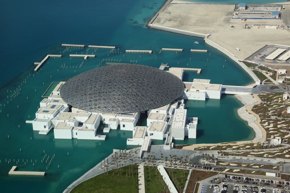 Abu Dhabi aus der Vogelperspektive: Museums- Gebäude- Ensemble Louvre Abu Dhabi in Abu Dhabi in Vereinigte Arabische Emirate