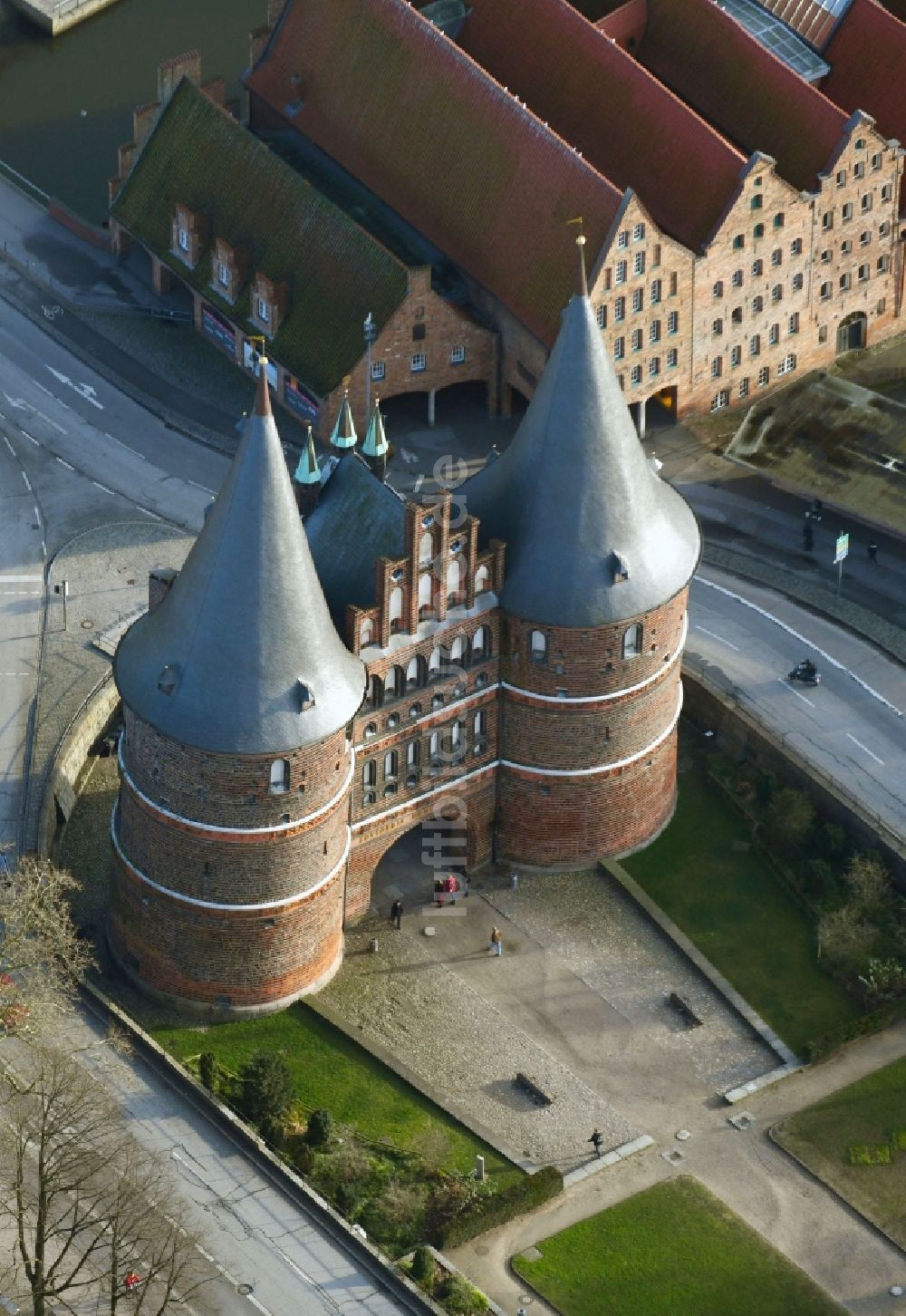 Luftaufnahme Lübeck - Museums- Gebäude- Ensemble Museum Holstentor in Lübeck im Bundesland Schleswig-Holstein