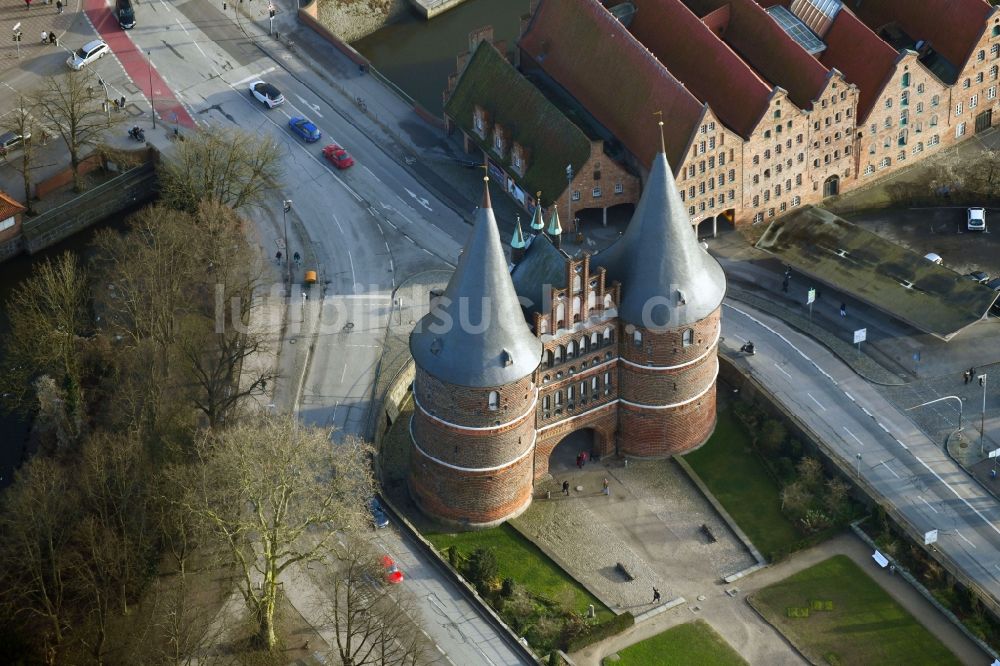 Lübeck von oben - Museums- Gebäude- Ensemble Museum Holstentor in Lübeck im Bundesland Schleswig-Holstein