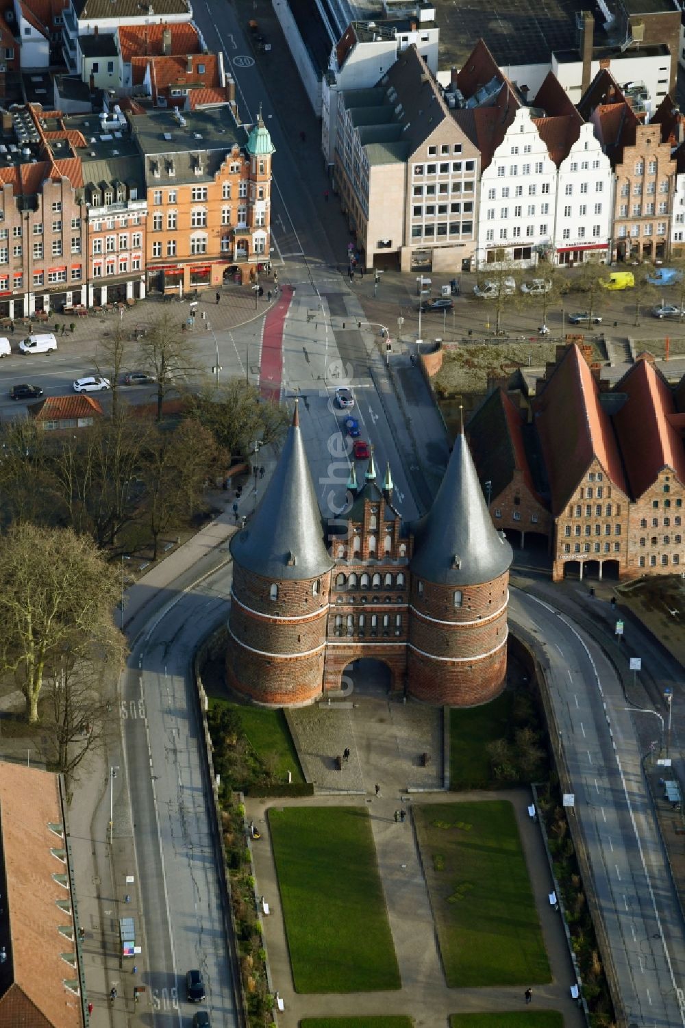 Luftbild Lübeck - Museums- Gebäude- Ensemble Museum Holstentor in Lübeck im Bundesland Schleswig-Holstein