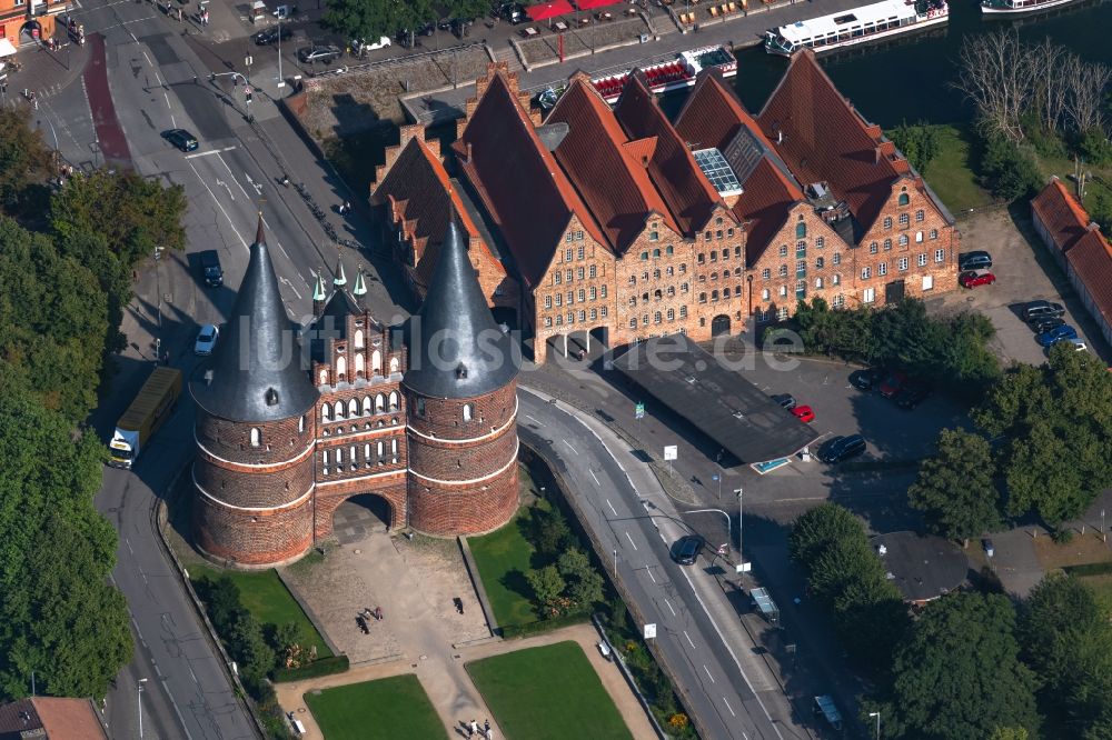 Luftbild Lübeck - Museums- Gebäude- Ensemble Museum Holstentor in Lübeck im Bundesland Schleswig-Holstein, Deutschland