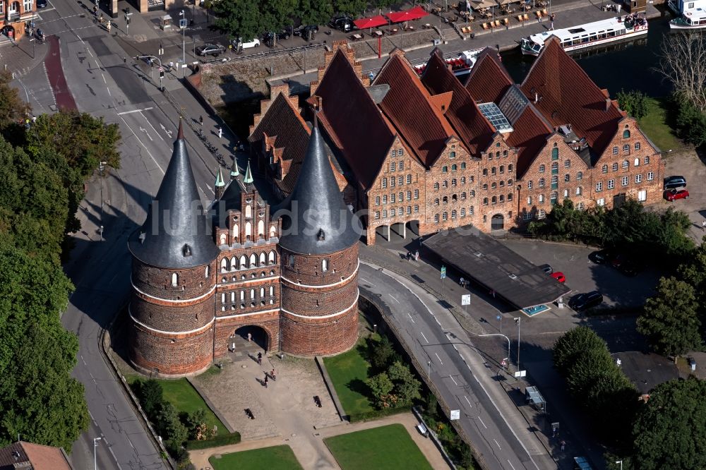 Luftaufnahme Lübeck - Museums- Gebäude- Ensemble Museum Holstentor in Lübeck im Bundesland Schleswig-Holstein, Deutschland