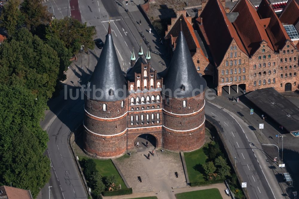 Lübeck von oben - Museums- Gebäude- Ensemble Museum Holstentor in Lübeck im Bundesland Schleswig-Holstein, Deutschland