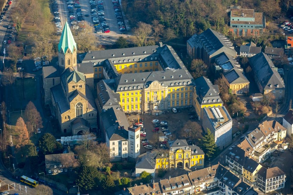 Werden von oben - Museums- Gebäude- Ensemble Propsteikirche Basilika Sankt Ludgerus in Werden im Bundesland Nordrhein-Westfalen, Deutschland