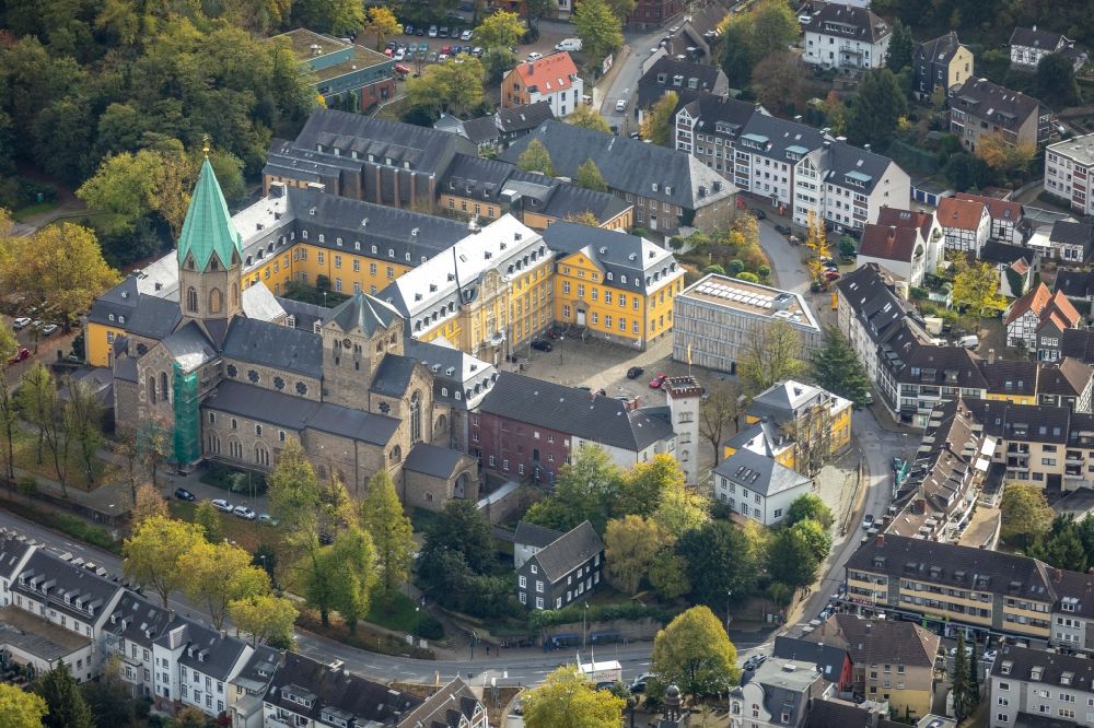 Essen von oben - Museums- Gebäude- Ensemble Propsteikirche Basilika Sankt Ludgerus in Werden im Bundesland Nordrhein-Westfalen, Deutschland
