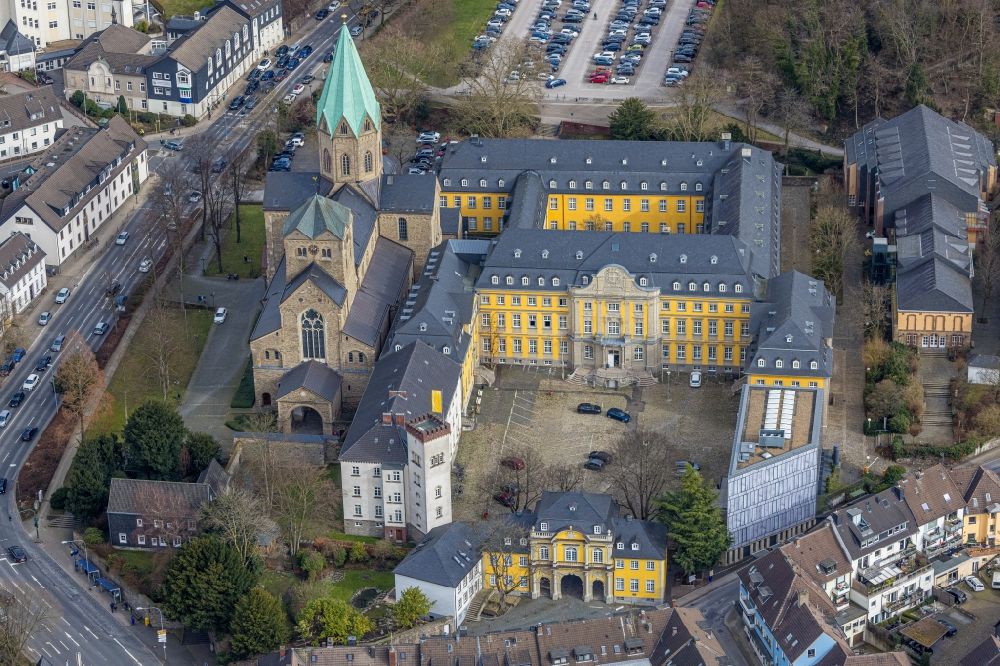 Werden von oben - Museums- Gebäude- Ensemble Propsteikirche Basilika Sankt Ludgerus in Werden im Bundesland Nordrhein-Westfalen, Deutschland