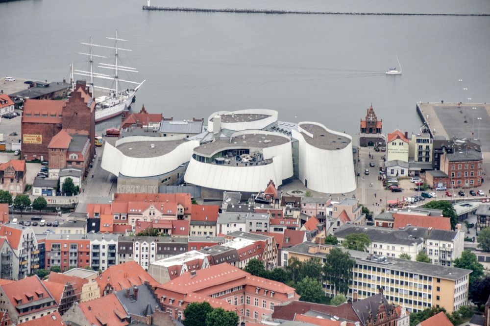 Luftaufnahme Stralsund - Museums- Gebäude- Ensemble der Stiftung Deutsches Meeresmuseum im Ortsteil Andershof in Stralsund im Bundesland Mecklenburg-Vorpommern