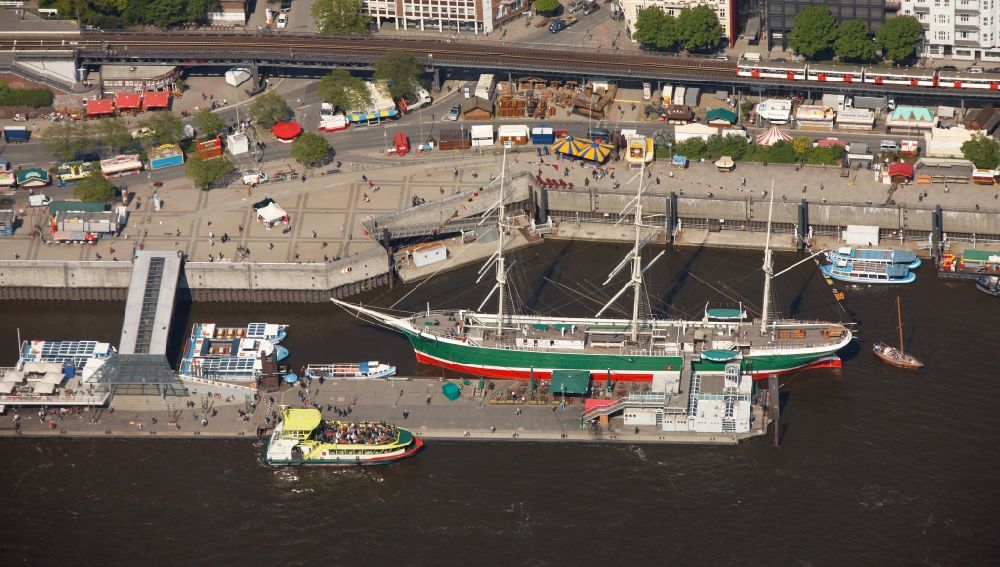 Luftaufnahme Hamburg - Museumsschiff Rickmer-Rickmers im Hamburger Hafen