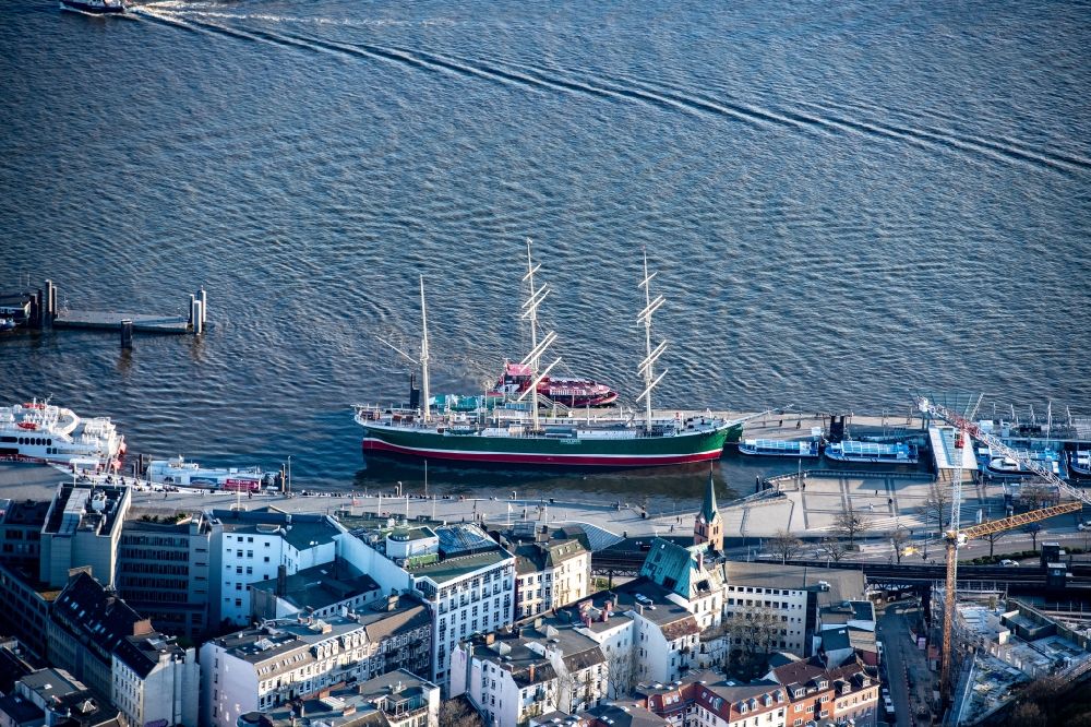 Luftbild Hamburg - Museumsschiff Rickmer Rickmers an den Landungsbrücken in Hamburg, Deutschland