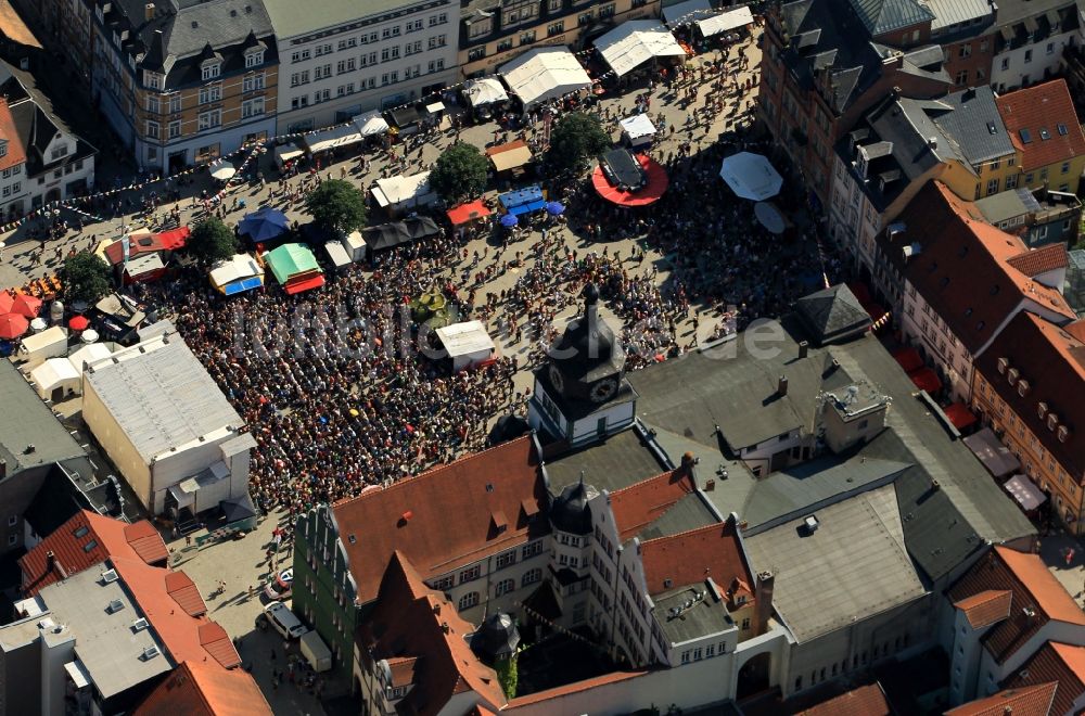 Rudolstadt von oben - Musikfestival auf dem Markt von Rudolstadt im Bundesland Thüringen