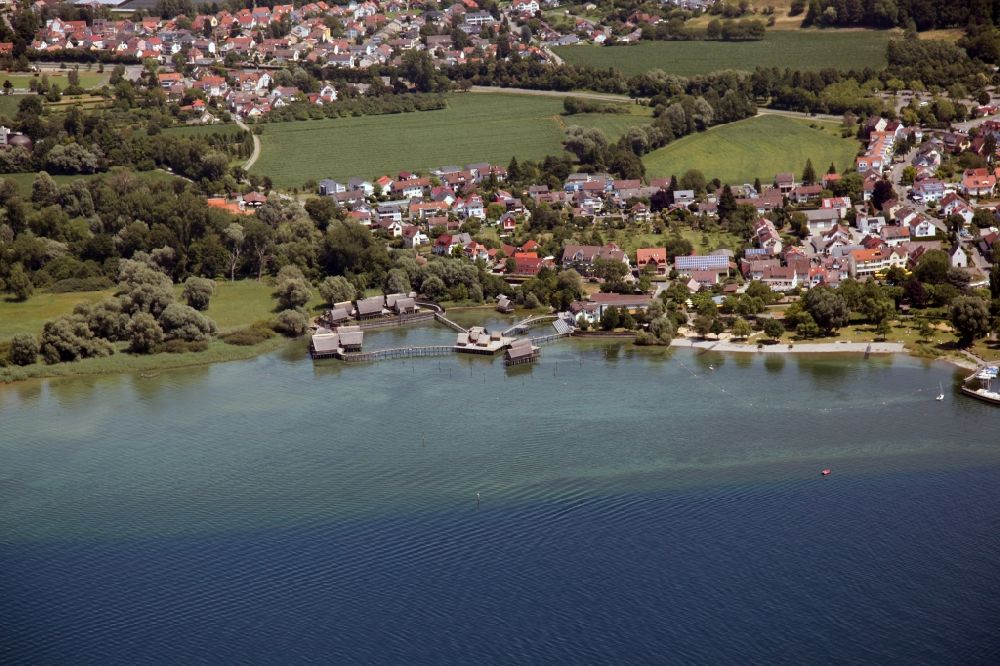 Luftbild Unteruhldingen - Nachbau einer steinzeitlichen Pfahlbausiedlung am Ufer des Bodensee in Unteruhldingen im Bundesland Baden-Württemberg