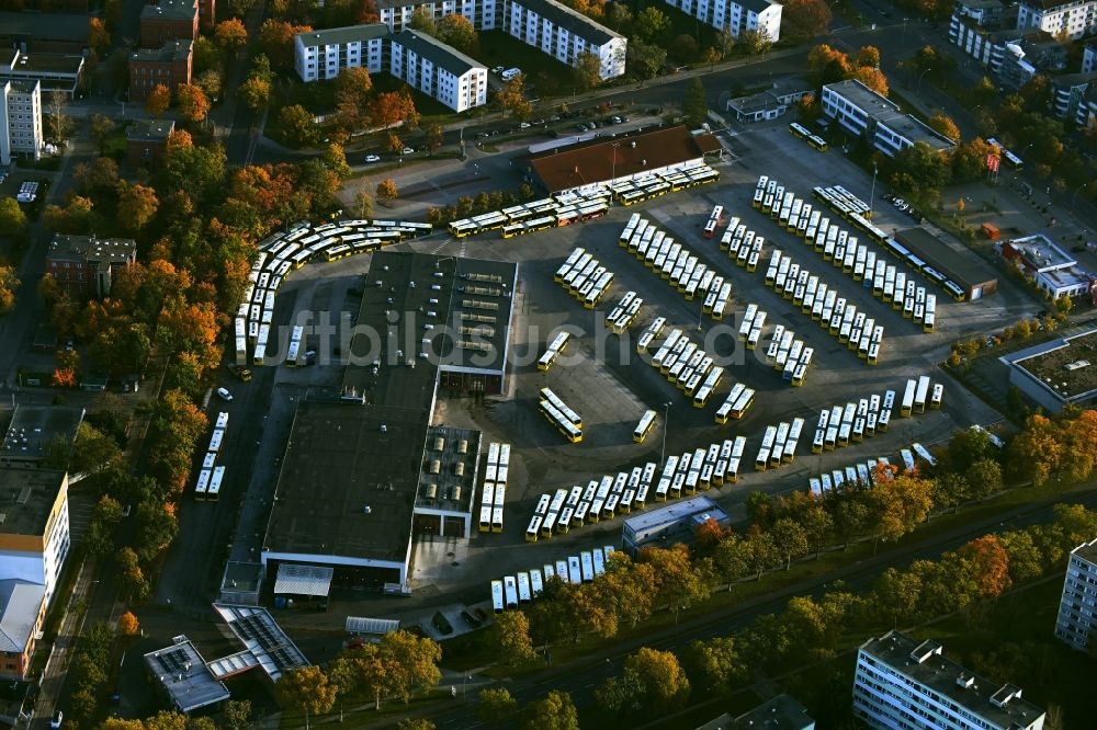 Luftaufnahme Berlin - Nahverkehrs- und Bus- Depot der Städtischen Verkehrsbetriebe BVG Betriebshof Spandau in Berlin, Deutschland