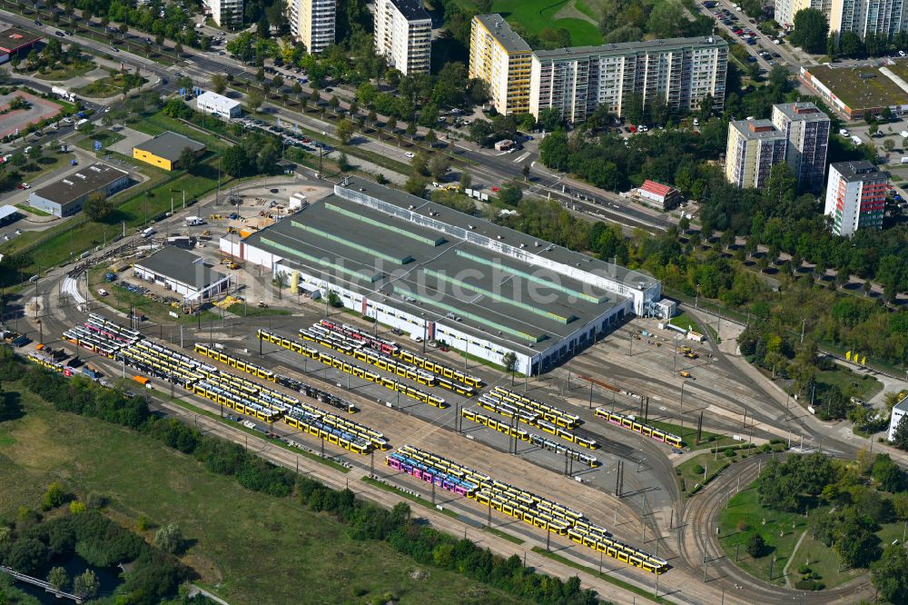 Luftbild Berlin - Nahverkehrs- und Tram- Straßenbahn- Depot der Städtischen Verkehrsbetriebe BVG Betriebshof Marzahn im Ortsteil Marzahn in Berlin, Deutschland