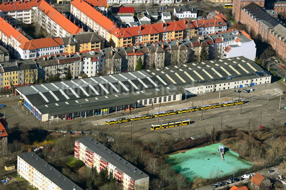 Berlin aus der Vogelperspektive: Nahverkehrs- und Tram- Straßenbahn- Depot der Städtischen Verkehrsbetriebe BVG Betriebshof Weissensee in Berlin, Deutschland