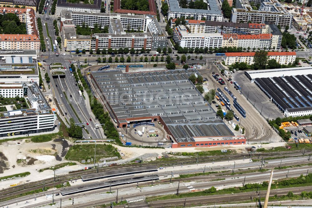Luftaufnahme München - Nahverkehrs- und Tram- Straßenbahn- Depot der Städtischen Verkehrsbetriebe MVG in München im Bundesland Bayern, Deutschland