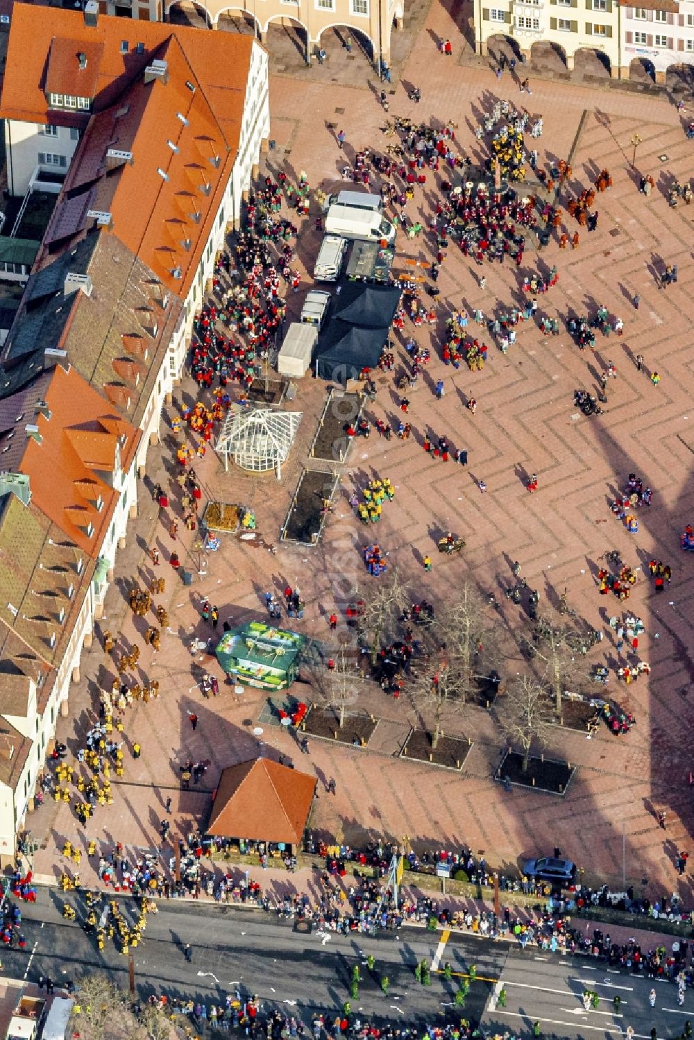 Luftaufnahme Freudenstadt - Narren in Faschingskostümen beim Karnevals- Umzug in Freudenstadt im Bundesland Baden-Württemberg, Deutschland
