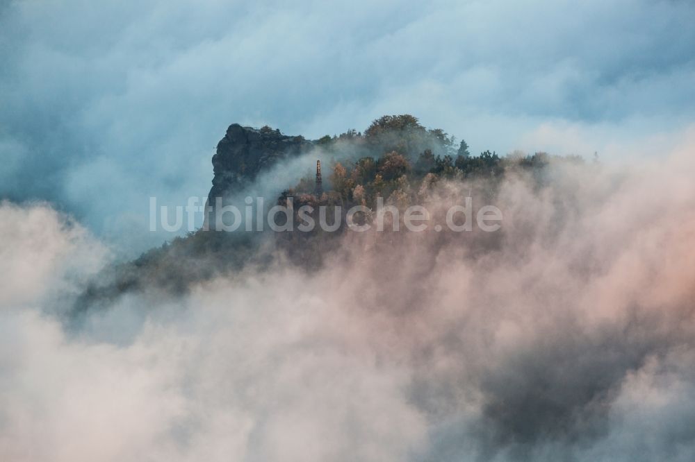 Sächsische Schweiz von oben - Natur - Landschaft von Wolken und Hochnebel umgebenen Bergen in der Sächsischen Schweiz im Bundesland Sachsen