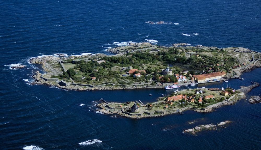 Christianso aus der Vogelperspektive: Naturhafen zwischen den beiden bewohnten Hauptinseln der Inselgruppe der Erbseninseln ( Ertholmene ) in Dänemark