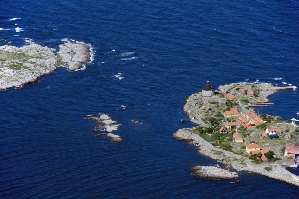 Luftaufnahme Christianso - Naturhafen zwischen den beiden bewohnten Hauptinseln der Inselgruppe der Erbseninseln ( Ertholmene ) in Dänemark