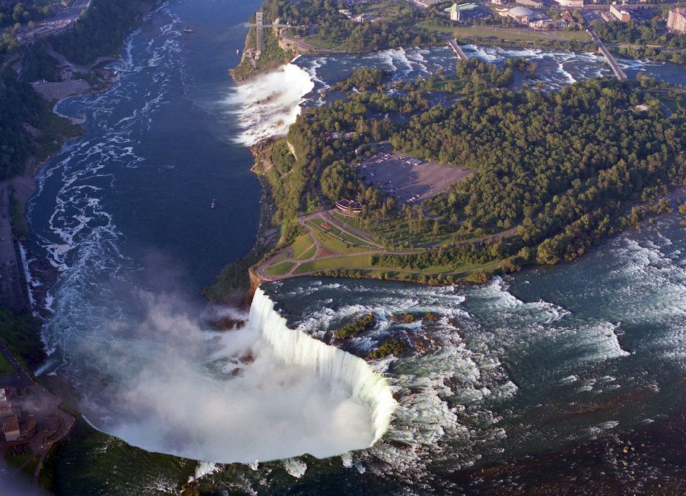 Luftbild Niagara Falls - Naturschauspiel der Niagarafälle am Niagara River mit den Horseshoe Falls ( Kanada ) und den American Falls ( USA ) in Niagara Falls in Ontario, Kanada