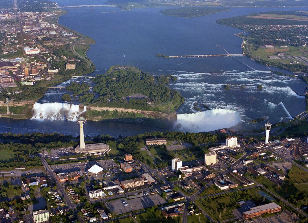 Luftaufnahme Niagara Falls - Naturschauspiel der Niagarafälle am Niagara River mit den Horseshoe Falls ( Kanada ) und den American Falls ( USA ) in Niagara Falls in Ontario, Kanada