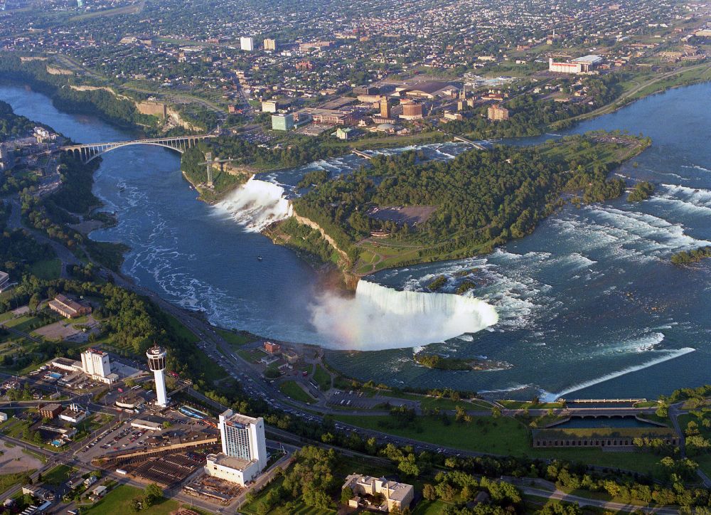 Luftbild Niagara Falls - Naturschauspiel der Niagarafälle am Niagara River mit den Horseshoe Falls ( Kanada ) und den American Falls ( USA ) in Niagara Falls in Ontario, Kanada