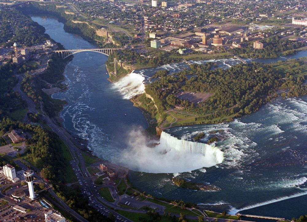 Niagara Falls aus der Vogelperspektive: Naturschauspiel der Niagarafälle am Niagara River mit den Horseshoe Falls ( Kanada ) und den American Falls ( USA ) in Niagara Falls in Ontario, Kanada