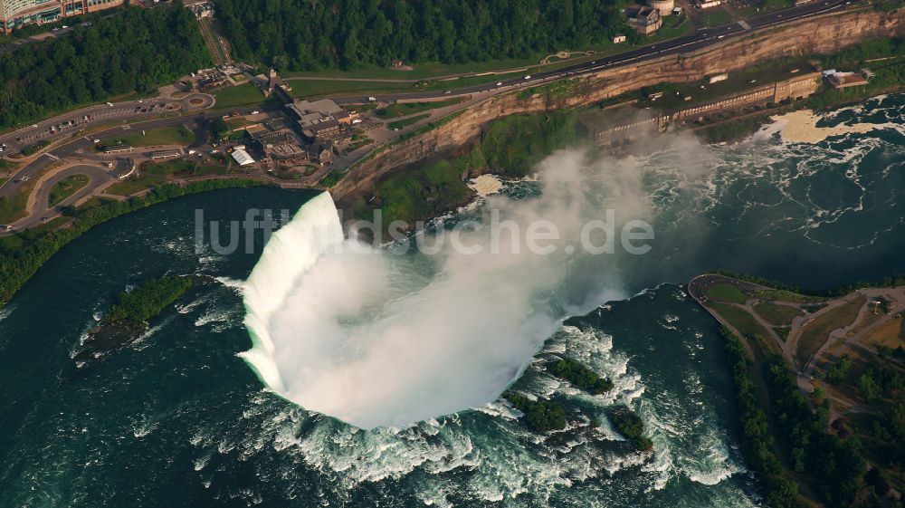 Niagara Falls von oben - Naturschauspiel der Niagarafälle am Niagara River mit den Horseshoe Falls ( Kanada ) und den American Falls ( USA ) in Niagara Falls in Ontario, Kanada