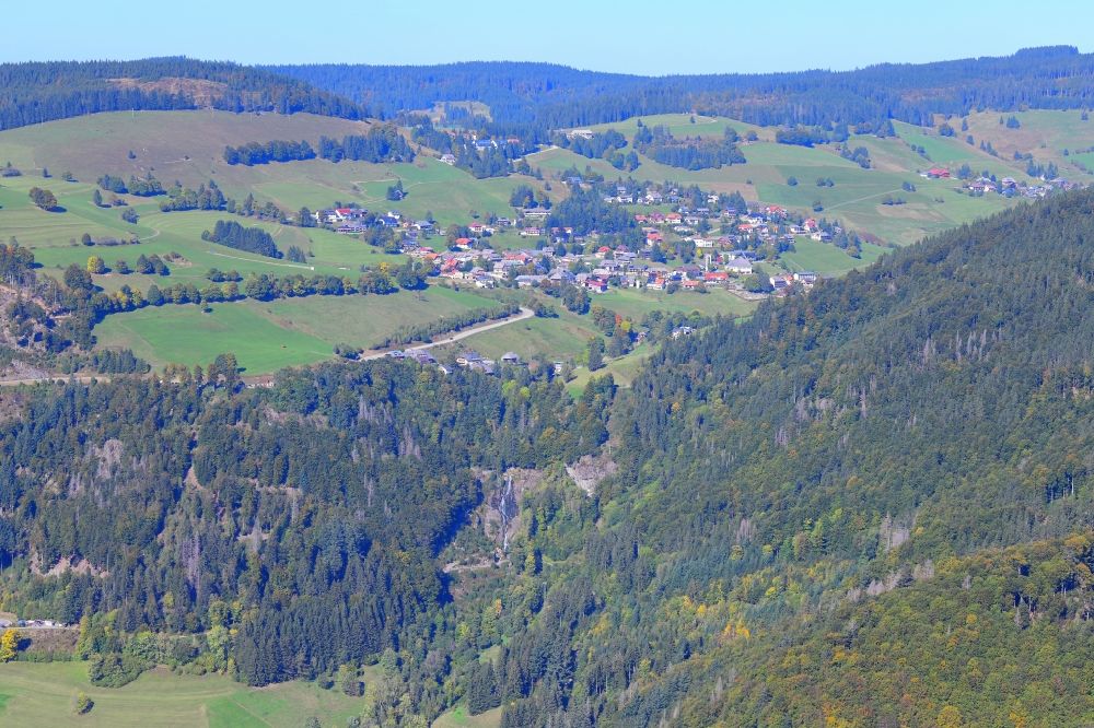 Luftaufnahme Todtnau - Naturschauspiel des Todtnauer Wasserfalls an der Felsenlandschaft im Südschwarzwald in Todtnauberg im Bundesland Baden-Württemberg, Deutschland