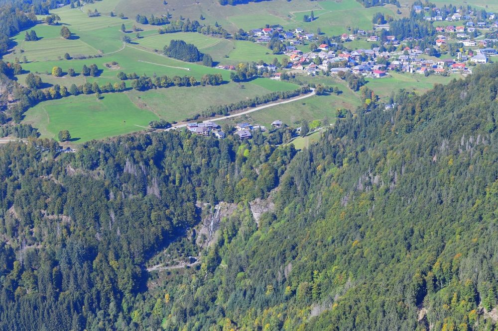 Todtnau von oben - Naturschauspiel des Todtnauer Wasserfalls an der Felsenlandschaft im Südschwarzwald in Todtnauberg im Bundesland Baden-Württemberg, Deutschland