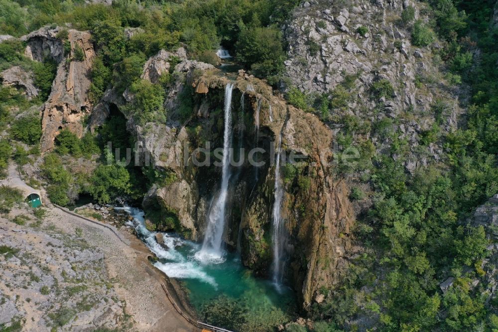 Luftaufnahme Kovacic - Naturschauspiel des Wasserfalls an der Felsenlandschaft am Krka in Kovacic in Sibensko-kninska zupanija, Kroatien