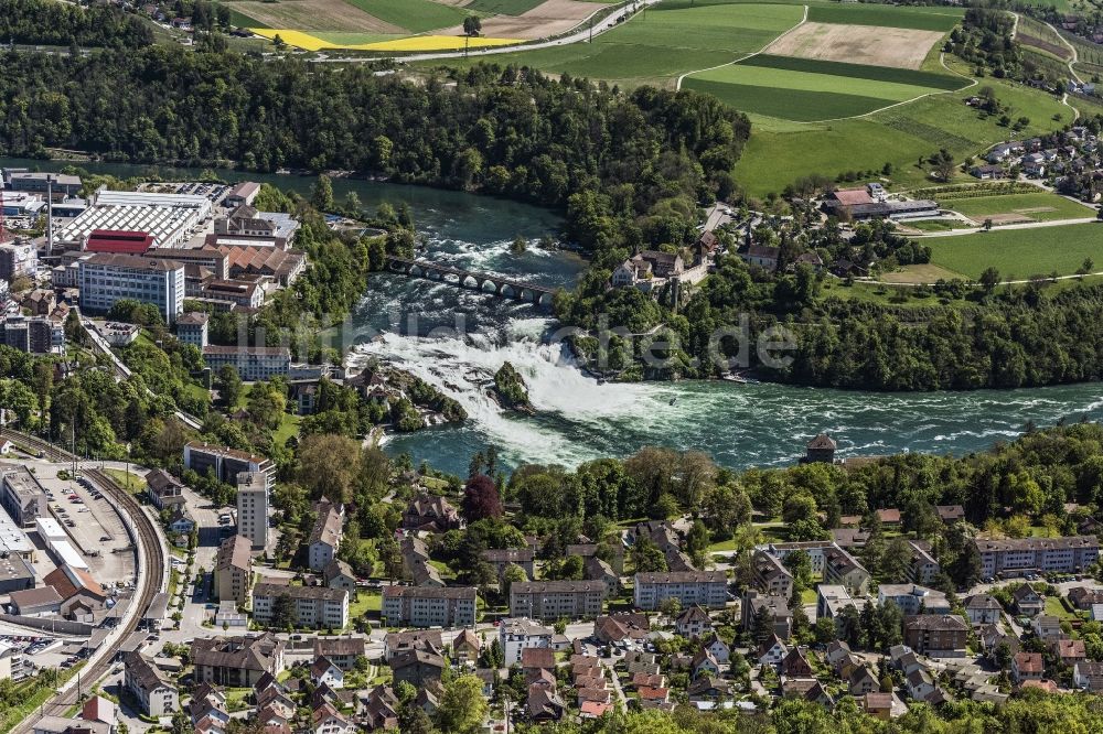Luftbild Neuhausen am Rheinfall - Naturschauspiel des Wasserfalls an der Felsenlandschaft Rheinfall in Neuhausen am Rheinfall im Kanton Schaffhausen, Schweiz