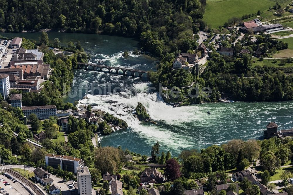 Luftaufnahme Neuhausen am Rheinfall - Naturschauspiel des Wasserfalls an der Felsenlandschaft Rheinfall in Neuhausen am Rheinfall im Kanton Schaffhausen, Schweiz